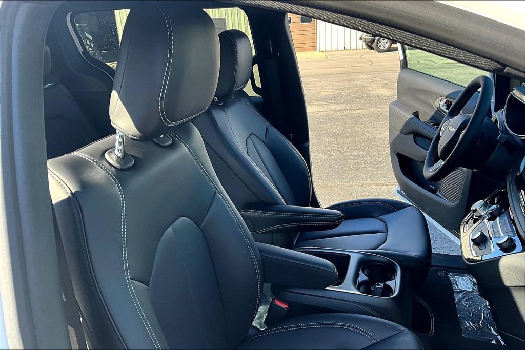 New 2026 Chrysler Pacifica Select image 8