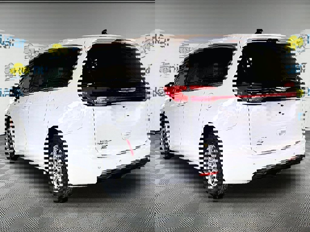 Used 2023 Chrysler Pacifica Touring-L image 4