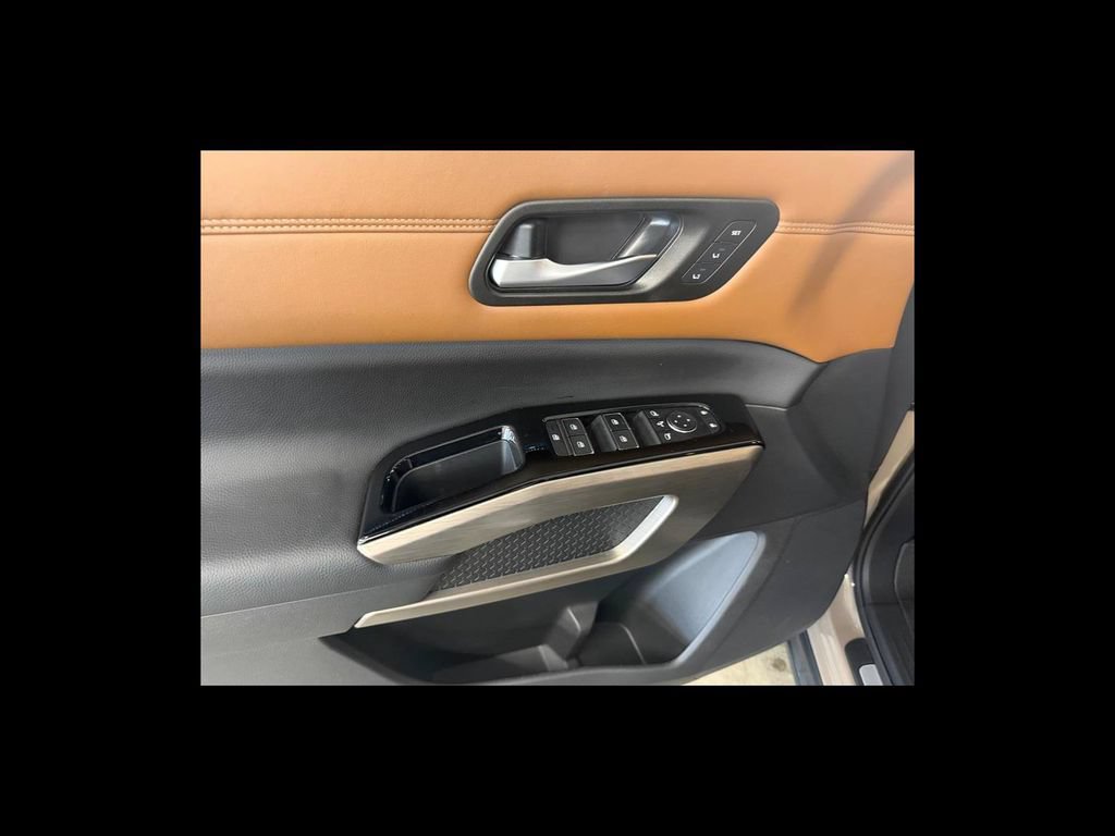 Used 2023 Nissan Pathfinder Platinum AWD/4WD image 12