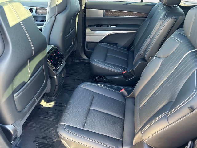 New 2026 Cadillac Vistiq Luxury w/ LPO, Floor Liner Package AWD/4WD image 15