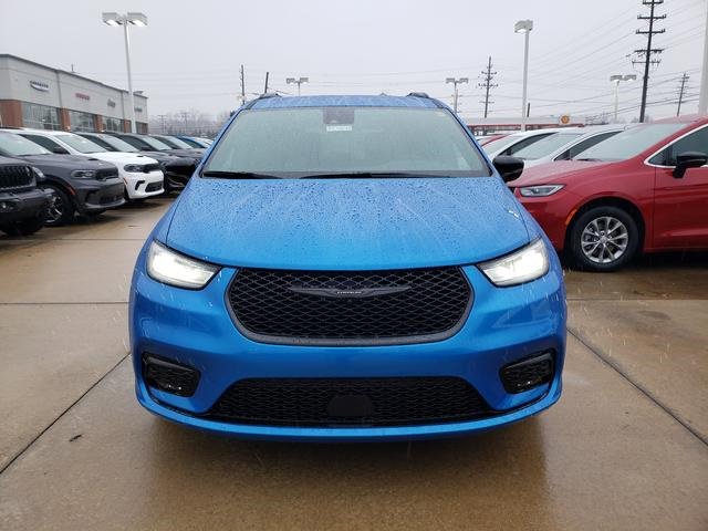 New 2026 Chrysler Pacifica Select w/ S Appearance Package image 2