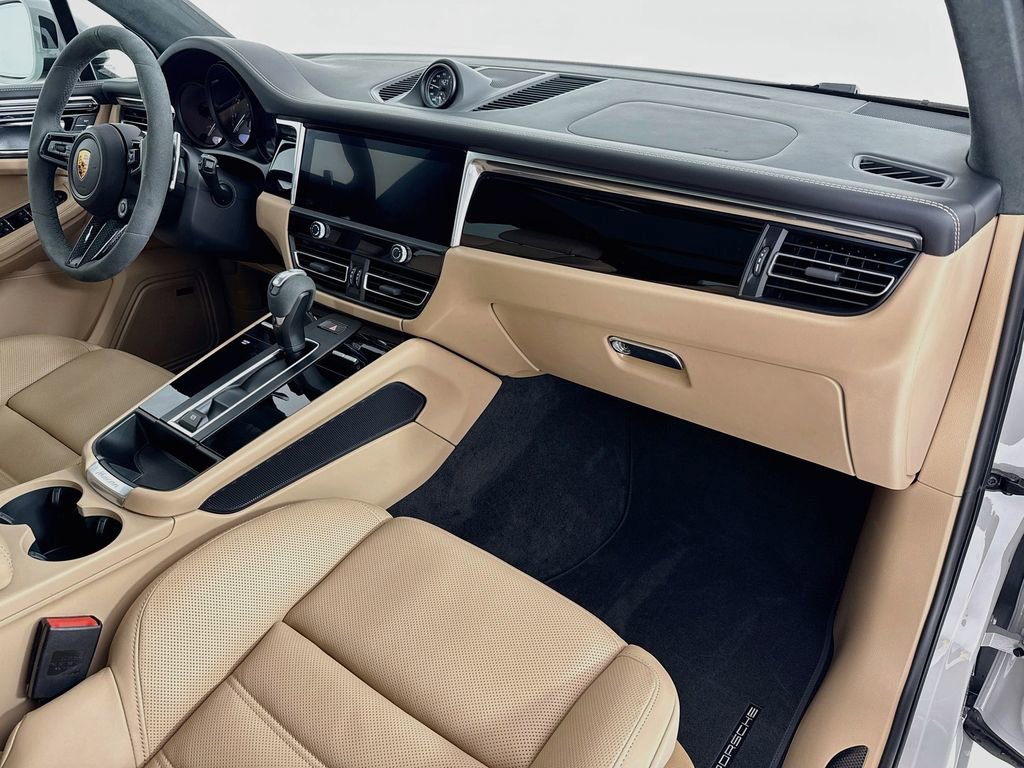 Certified 2026 Porsche Macan GTS AWD/4WD image 31