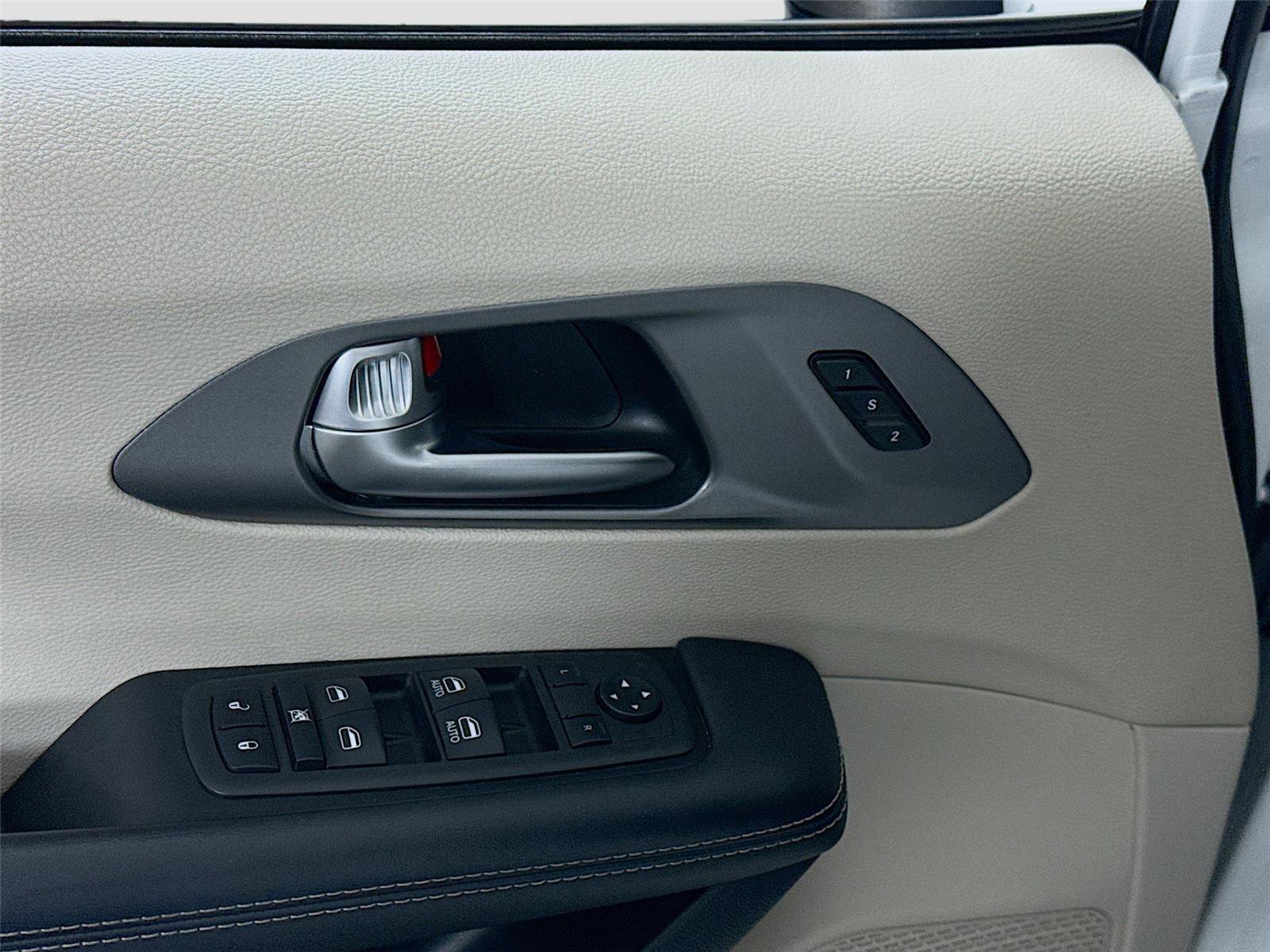 Used 2023 Chrysler Pacifica Touring-L image 11