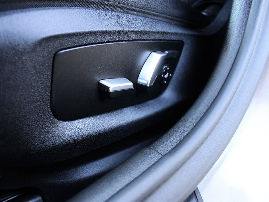 Used 2019 BMW 530e w/ Convenience Package RWD image 14