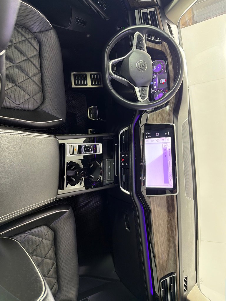 Used 2024 Volkswagen Atlas SEL Premium R-Line image 28