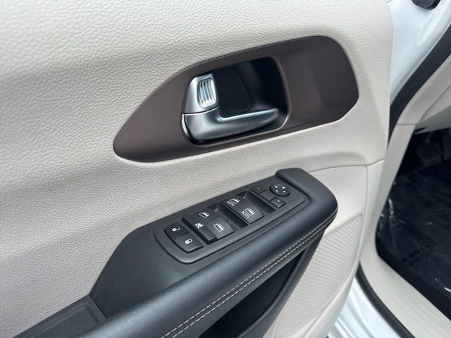 Used 2023 Chrysler Voyager LX FWD image 17
