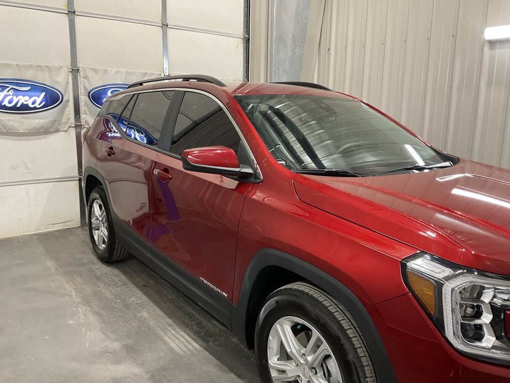 Used 2023 GMC Terrain SLE w/ Driver Convenience Package image 4