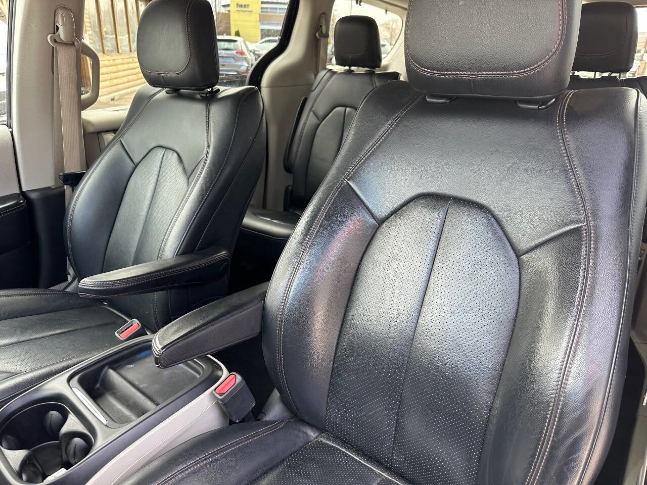 Used 2018 Chrysler Pacifica Touring-L w/ Tire & Wheel Group image 8