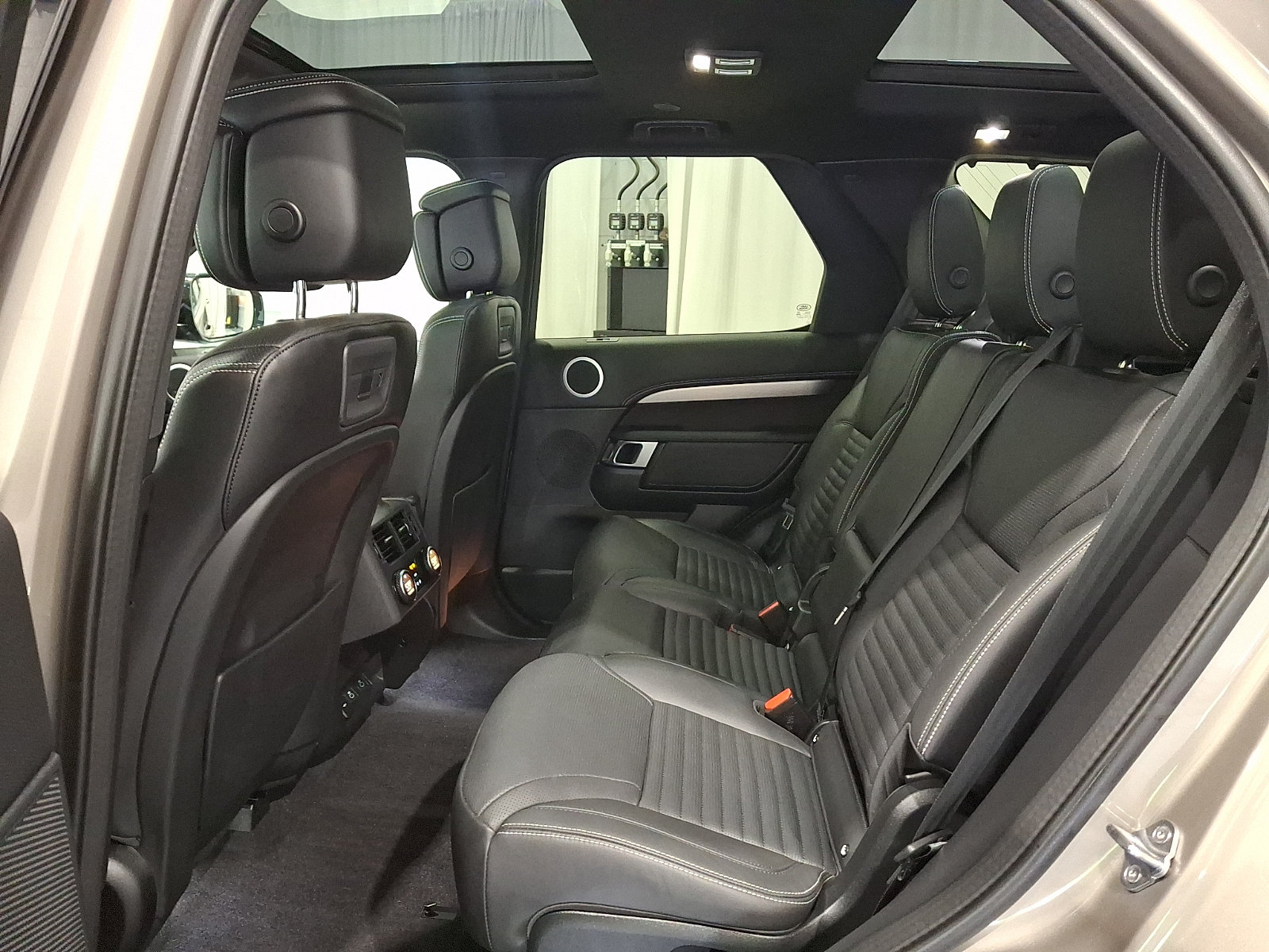 Certified 2025 Land Rover Discovery Dynamic SE AWD/4WD image 8