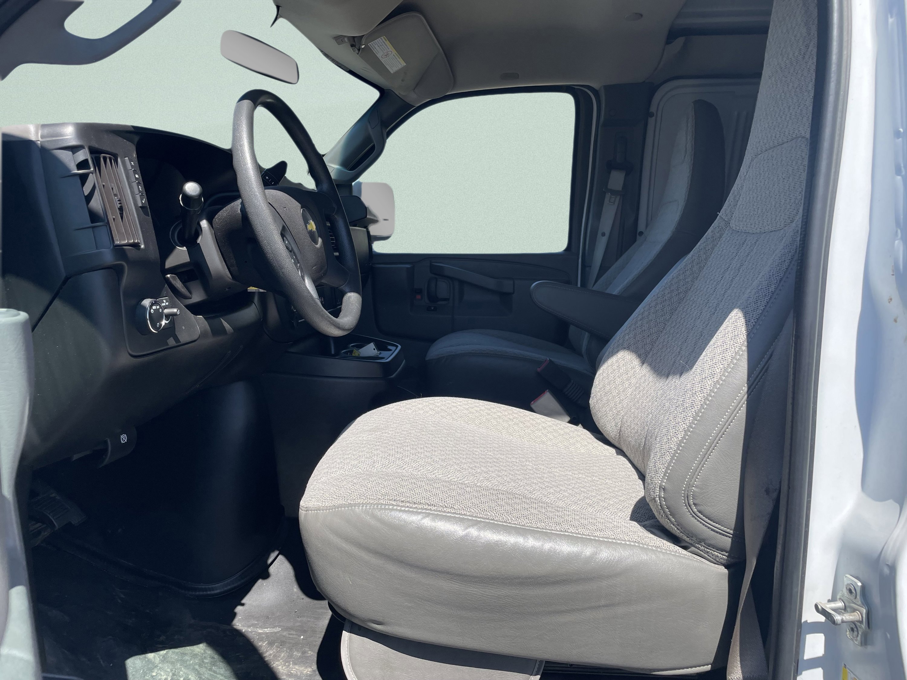 Used 2018 Chevrolet Express 2500 w/ Driver Convenience Package image 9