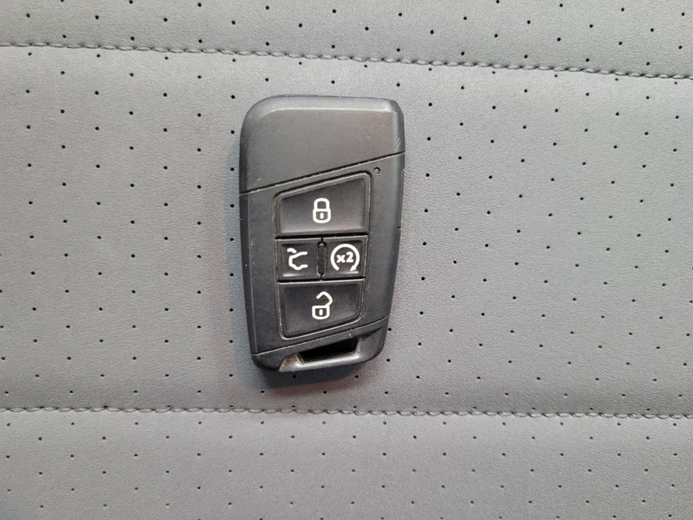 Used 2025 Volkswagen Jetta SE FWD image 32