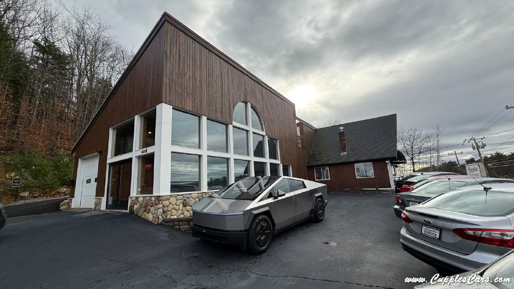 Used 2025 Tesla Cybertruck AWD Crew Cab image 55