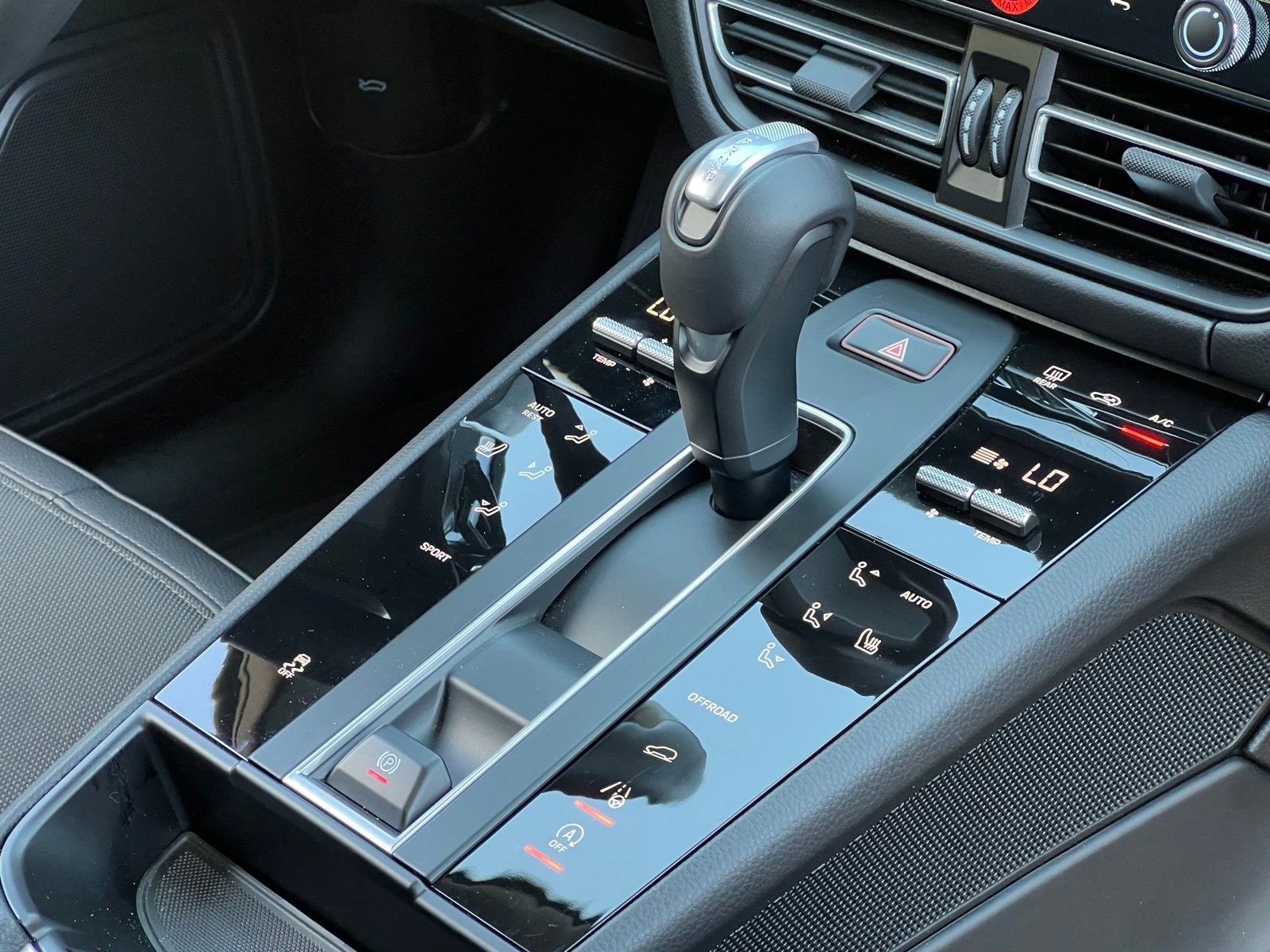 Certified 2025 Porsche Macan AWD/4WD image 34