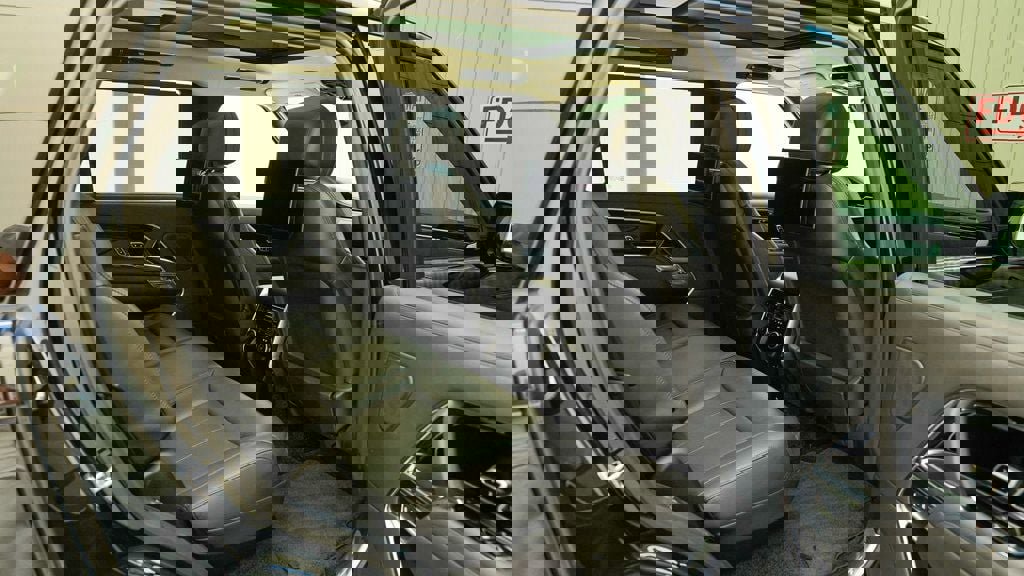 Used 2023 Land Rover Range Rover Long Wheelbase Autobiography image 93