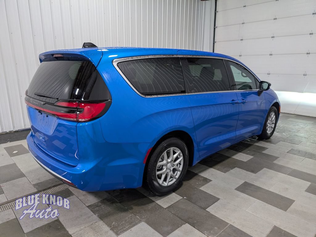 Used 2027 Chrysler Pacifica Select FWD image 4