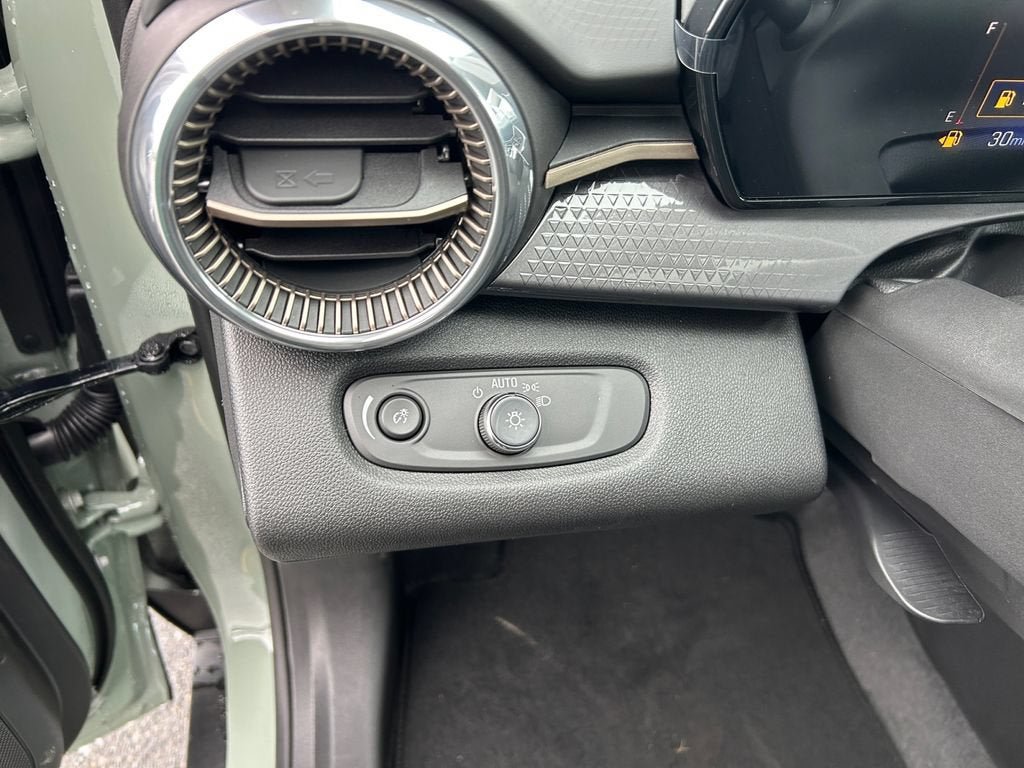 New 2026 Chevrolet Trax ACTIV w/ Sunroof Package FWD image 21