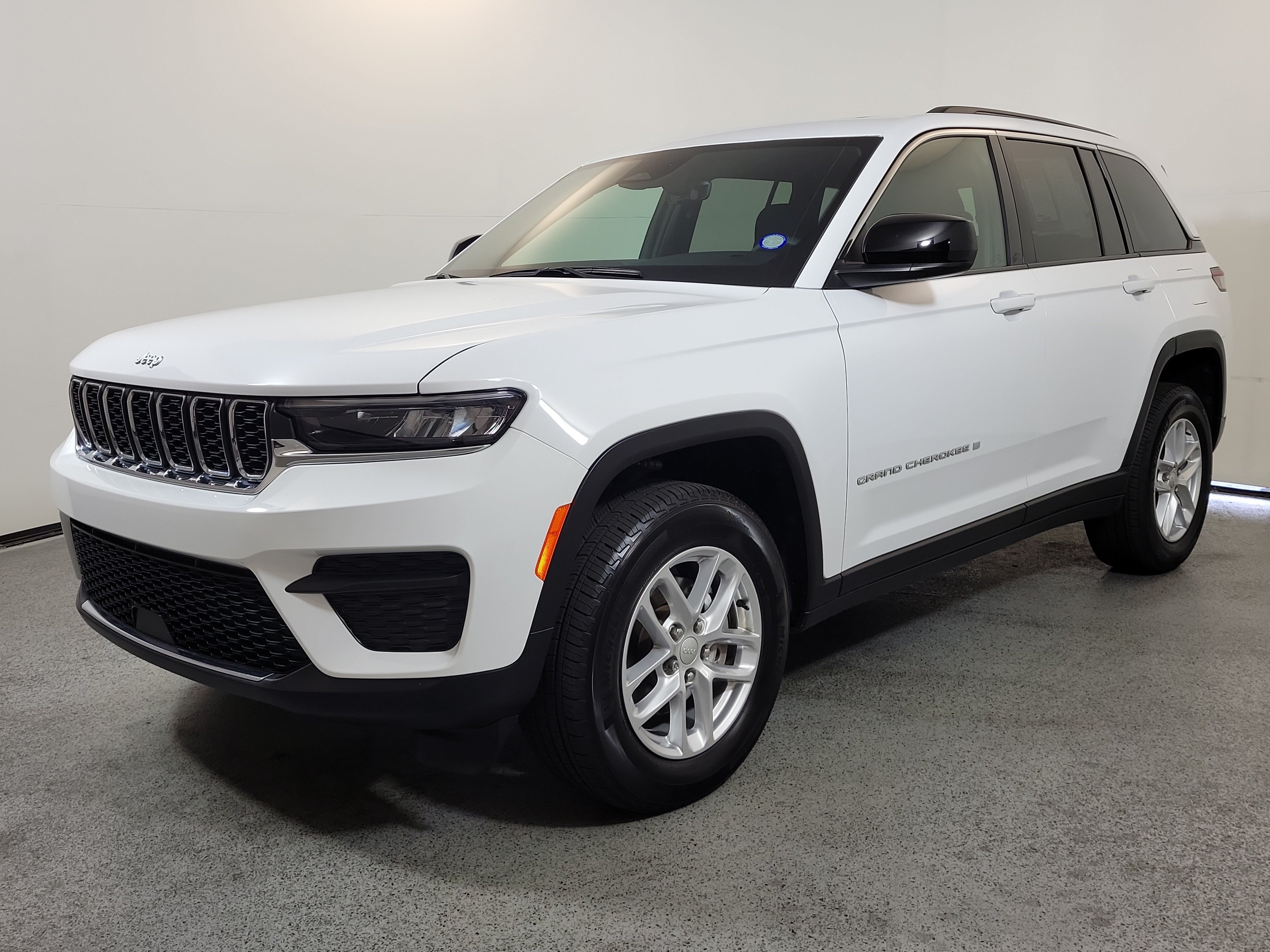 Used 2025 Jeep Grand Cherokee Laredo X RWD image 3