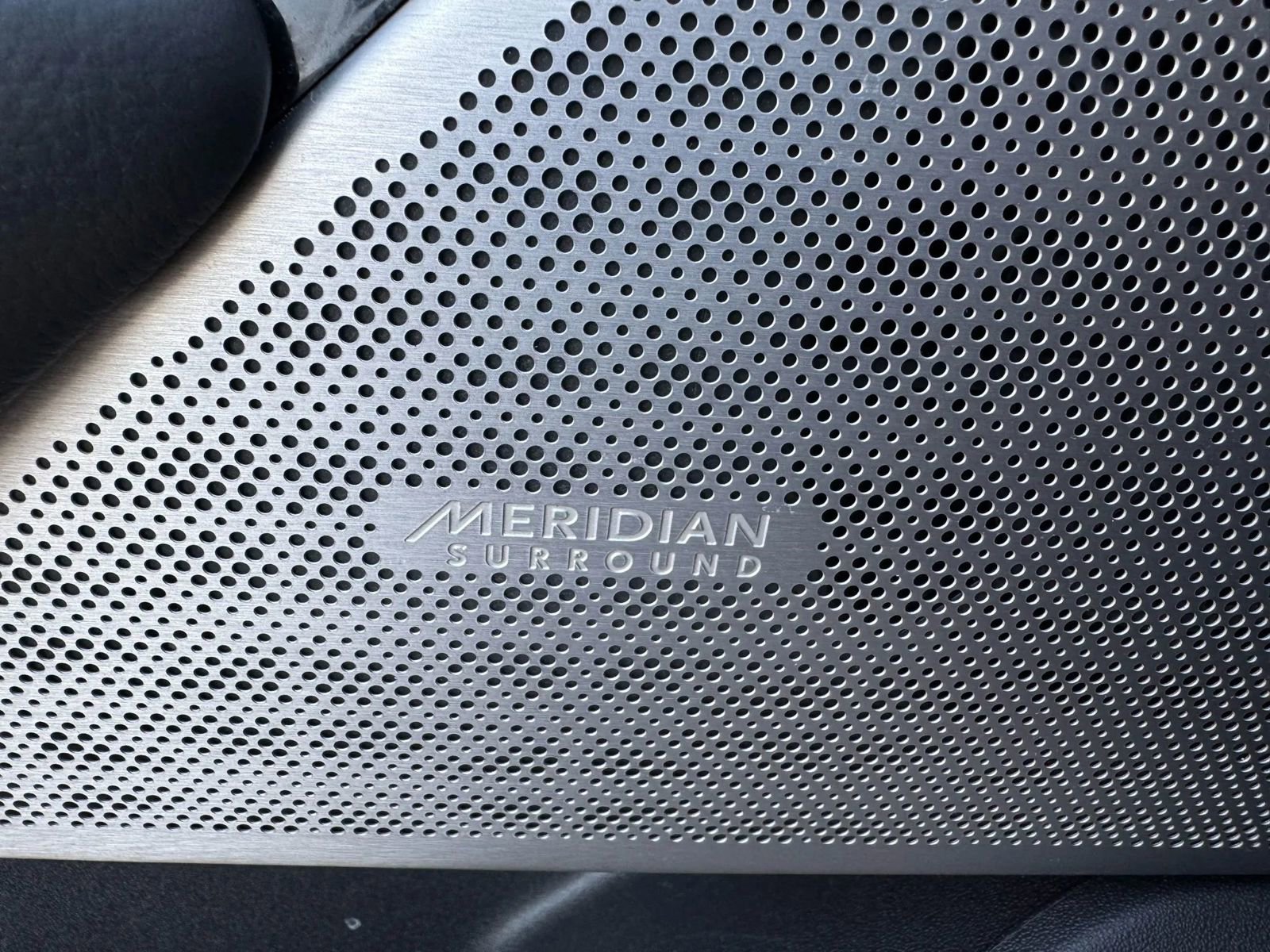 Used 2018 Land Rover Range Rover Velar R-Dynamic SE image 17