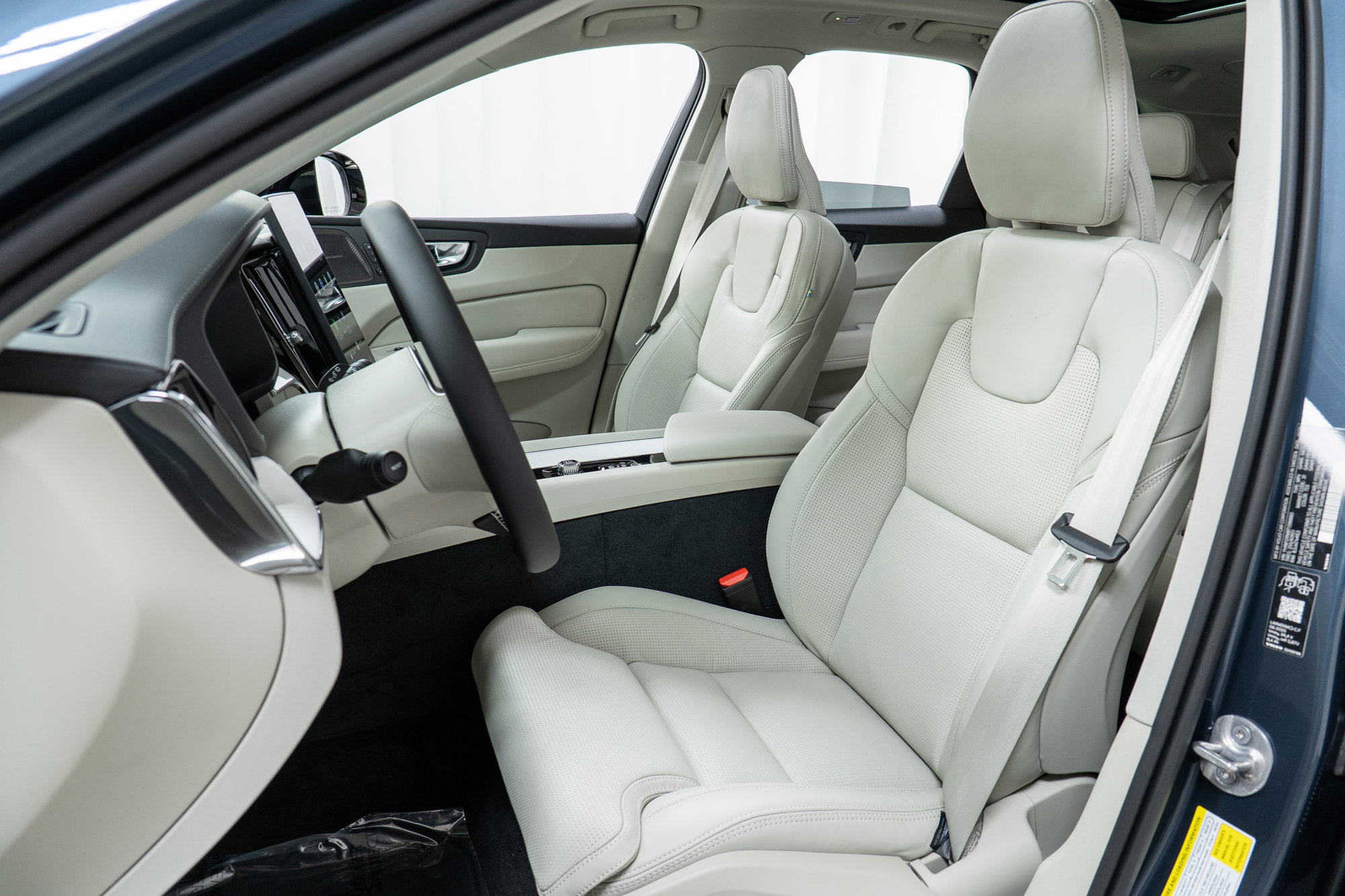 New 2026 Volvo XC60 B5 Ultra w/ Climate Package image 13