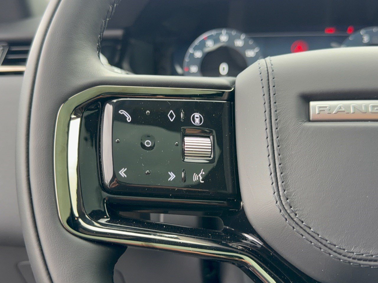 New 2026 Land Rover Range Rover Velar S AWD/4WD image 18