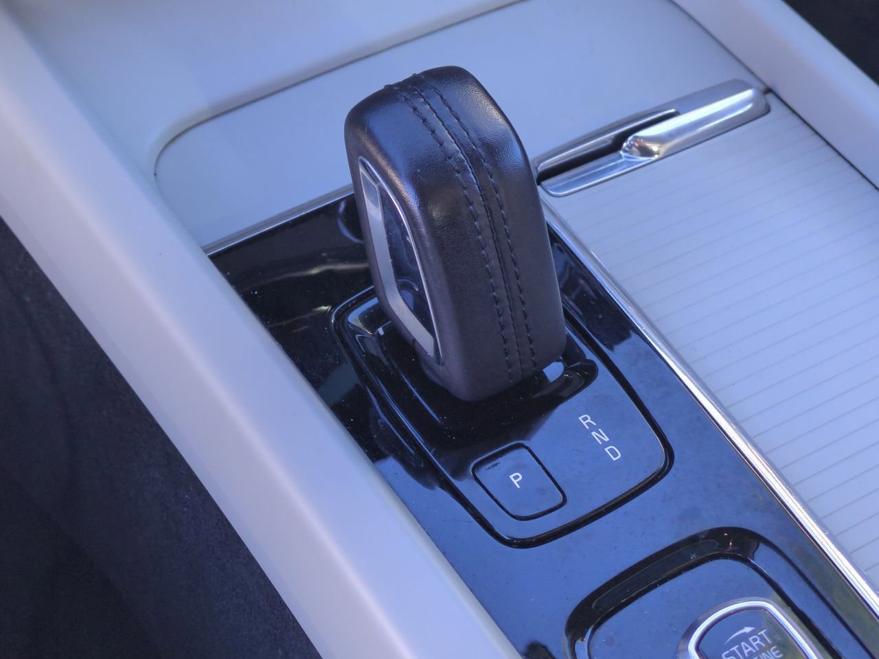 Used 2020 Volvo XC60 T8 Momentum image 28