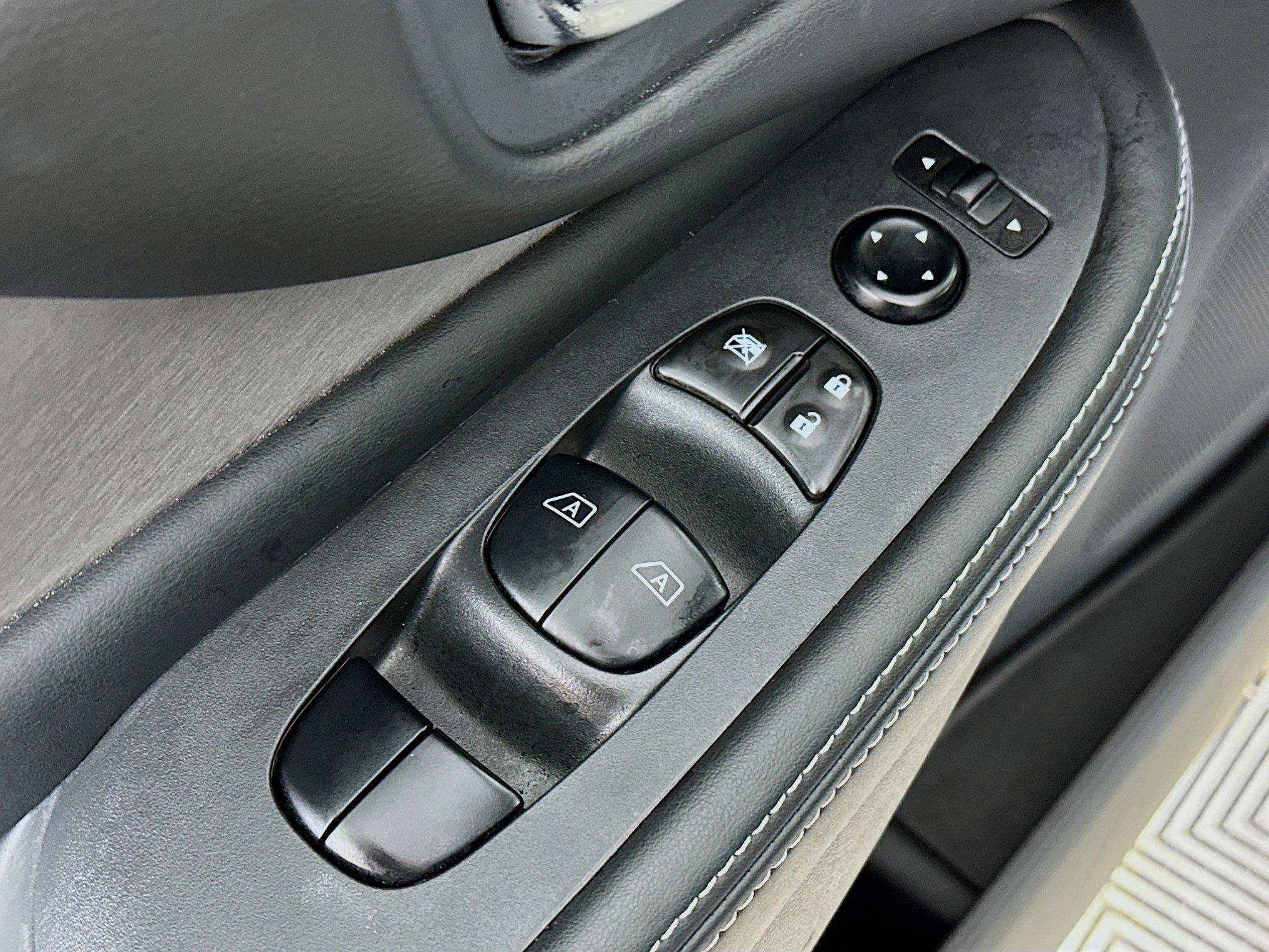 Used 2024 Nissan Murano SV w/ SV Midnight Edition Package image 17