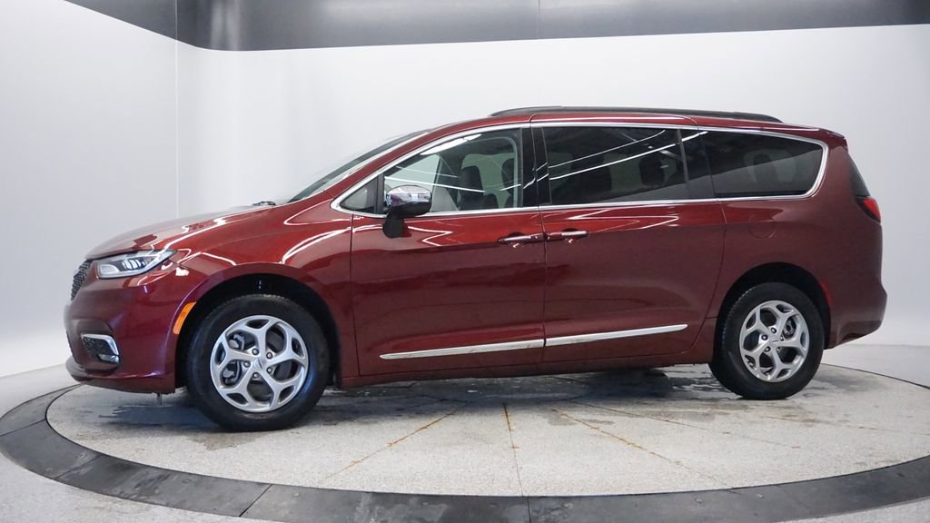 Used 2023 Chrysler Pacifica Limited image 2