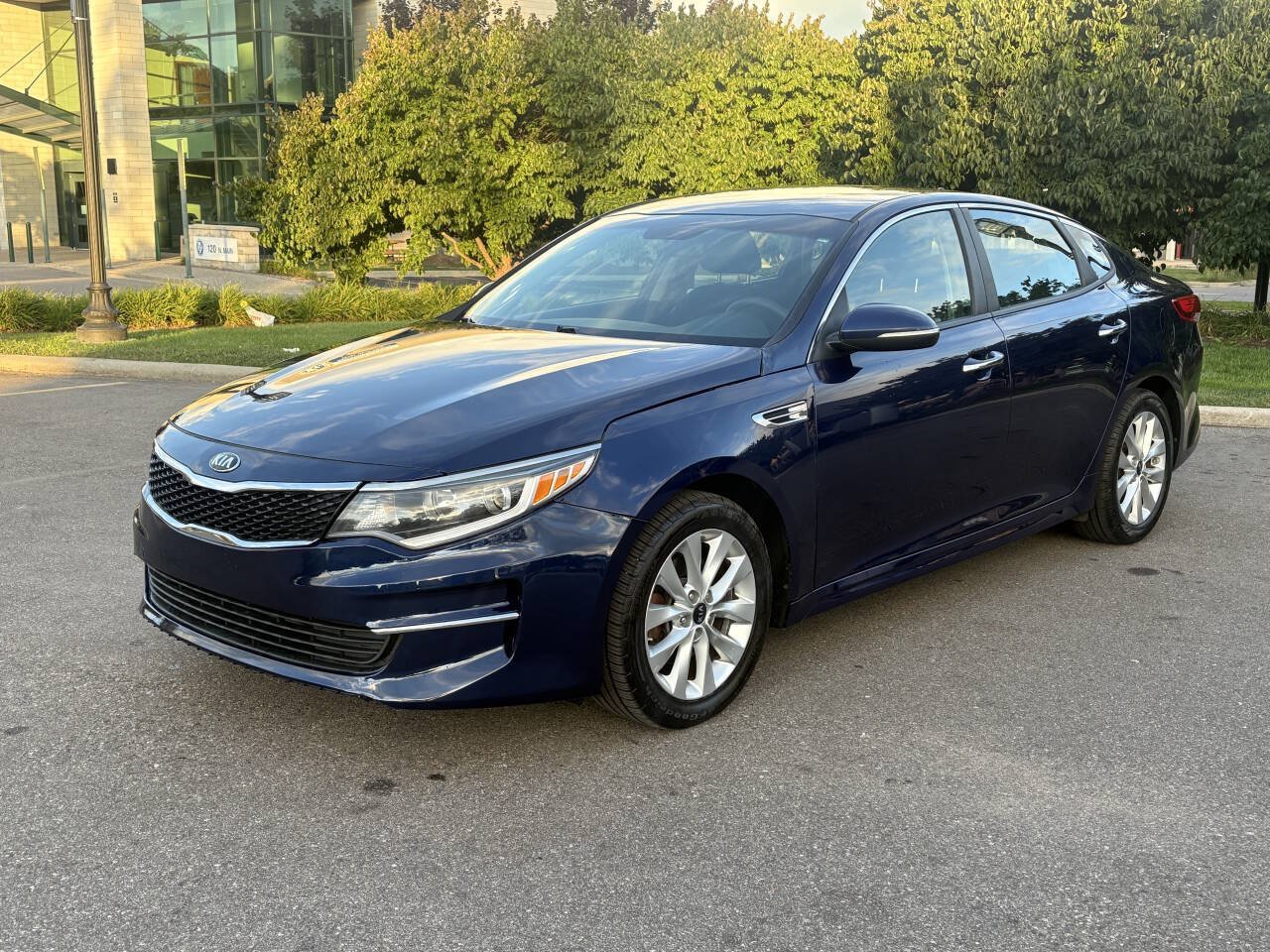 Used 2018 Kia Optima LX w/ 17" Alloy Wheels Package FWD image 3