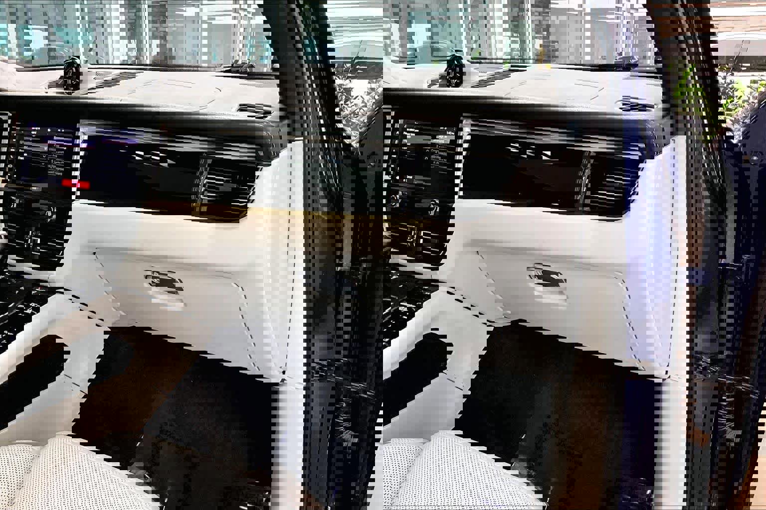 Used 2022 Porsche Macan w/ Premium Package Plus image 18