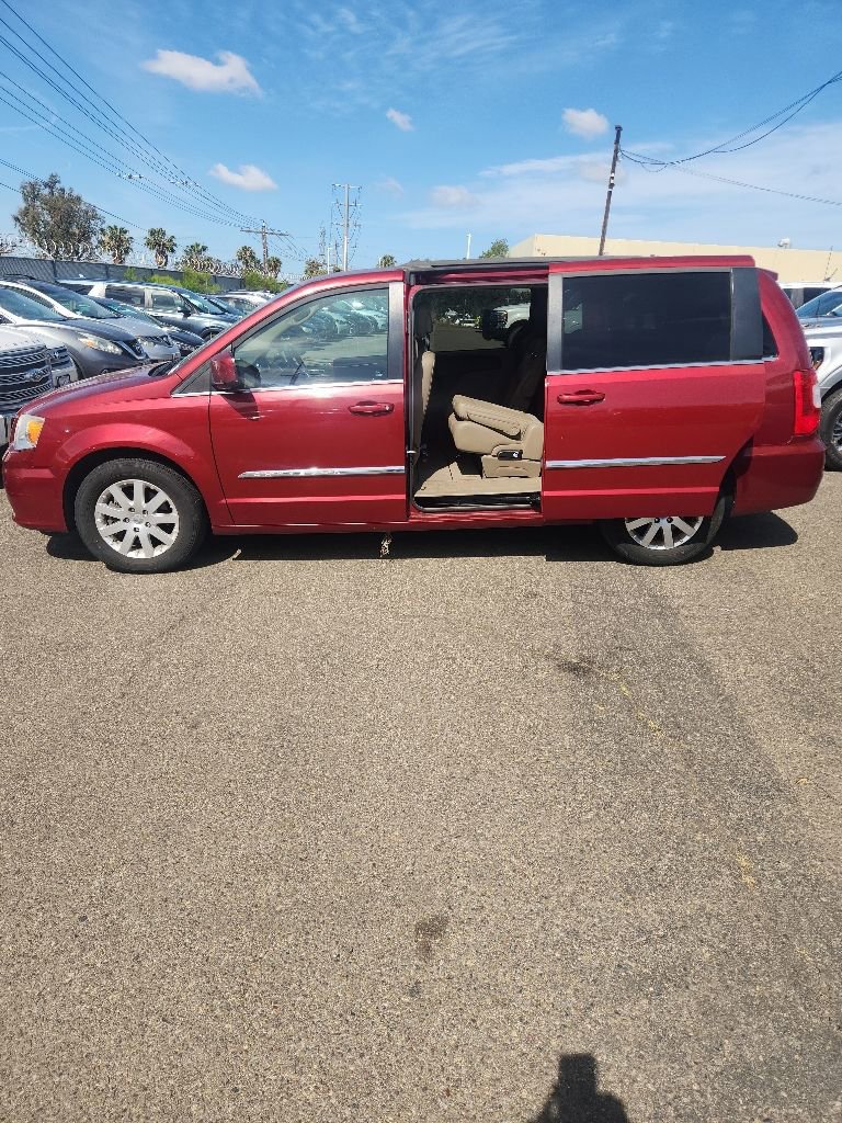 Used 2012 Chrysler Town & Country Touring w/ Entertainment Group #1 FWD image 10