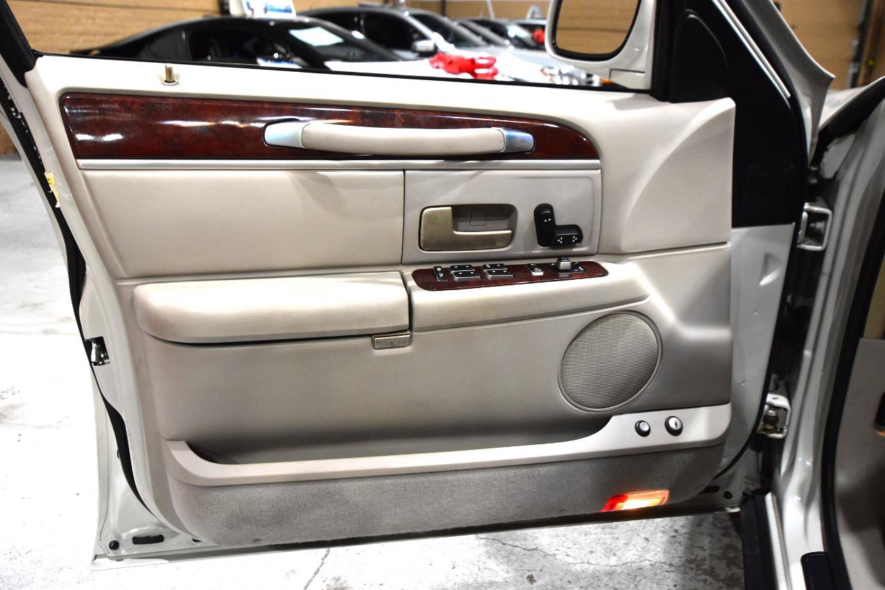 Used 2006 Lincoln Town Car Signature RWD image 10