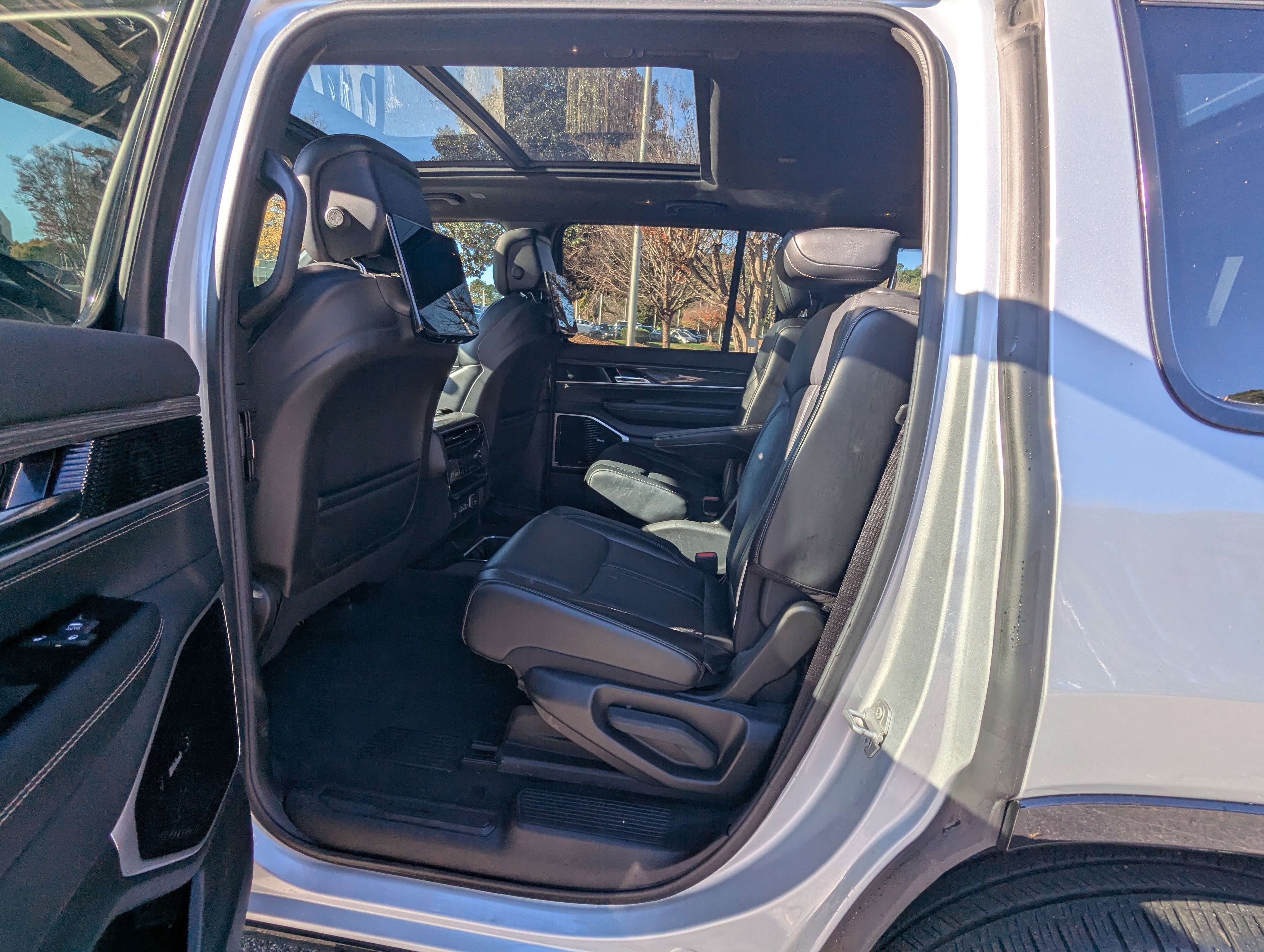 Used 2022 Jeep Wagoneer Series III w/ Premium Group I image 11