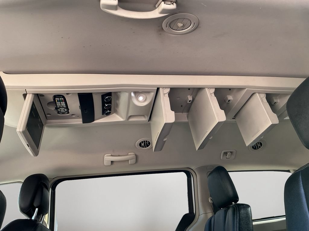Used 2016 Chrysler Town & Country Touring FWD image 12