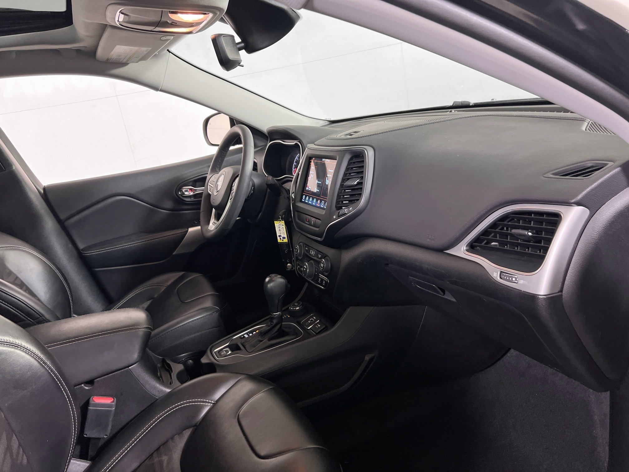 Used 2022 Jeep Cherokee Latitude w/ Sun & Sound Group AWD/4WD image 28