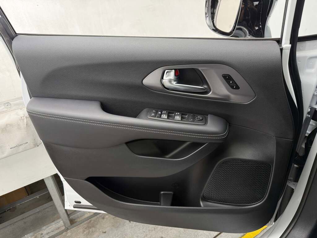 New 2026 Chrysler Pacifica Select image 23