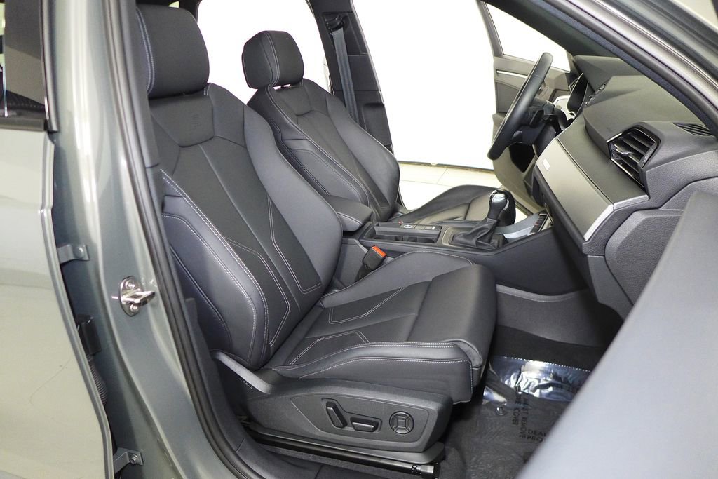 Used 2025 Audi Q3 2.0T Premium w/ Black Optic Sport Package image 19