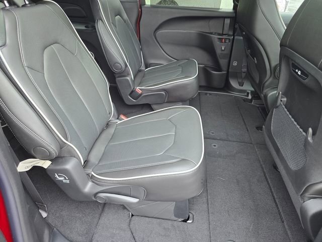 New 2027 Chrysler Pacifica Limited FWD image 30