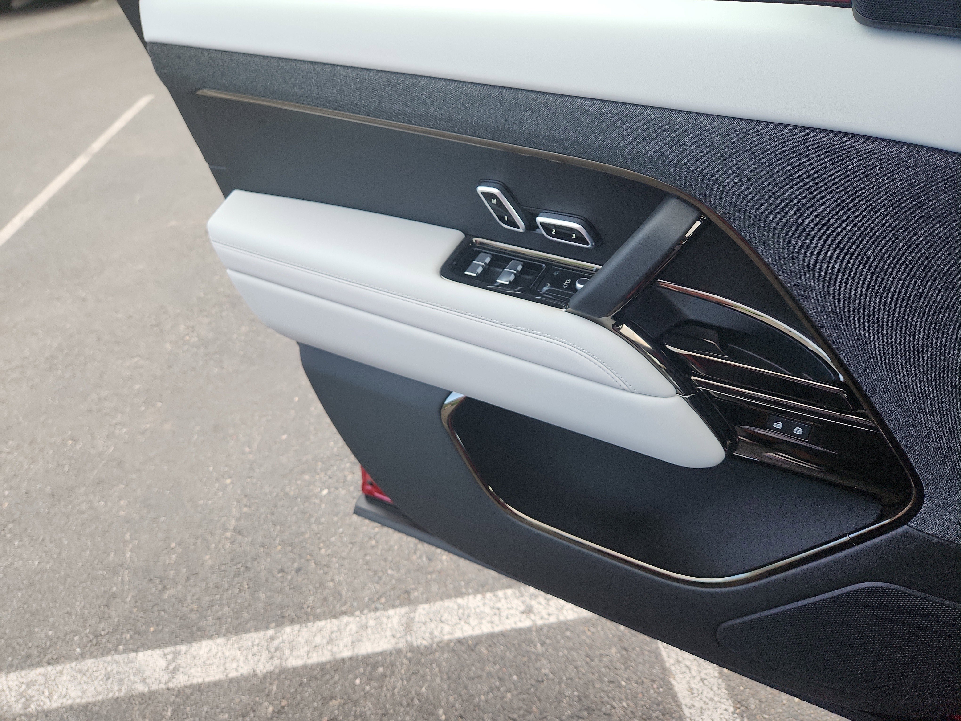 New 2025 Land Rover Range Rover Sport SE image 8