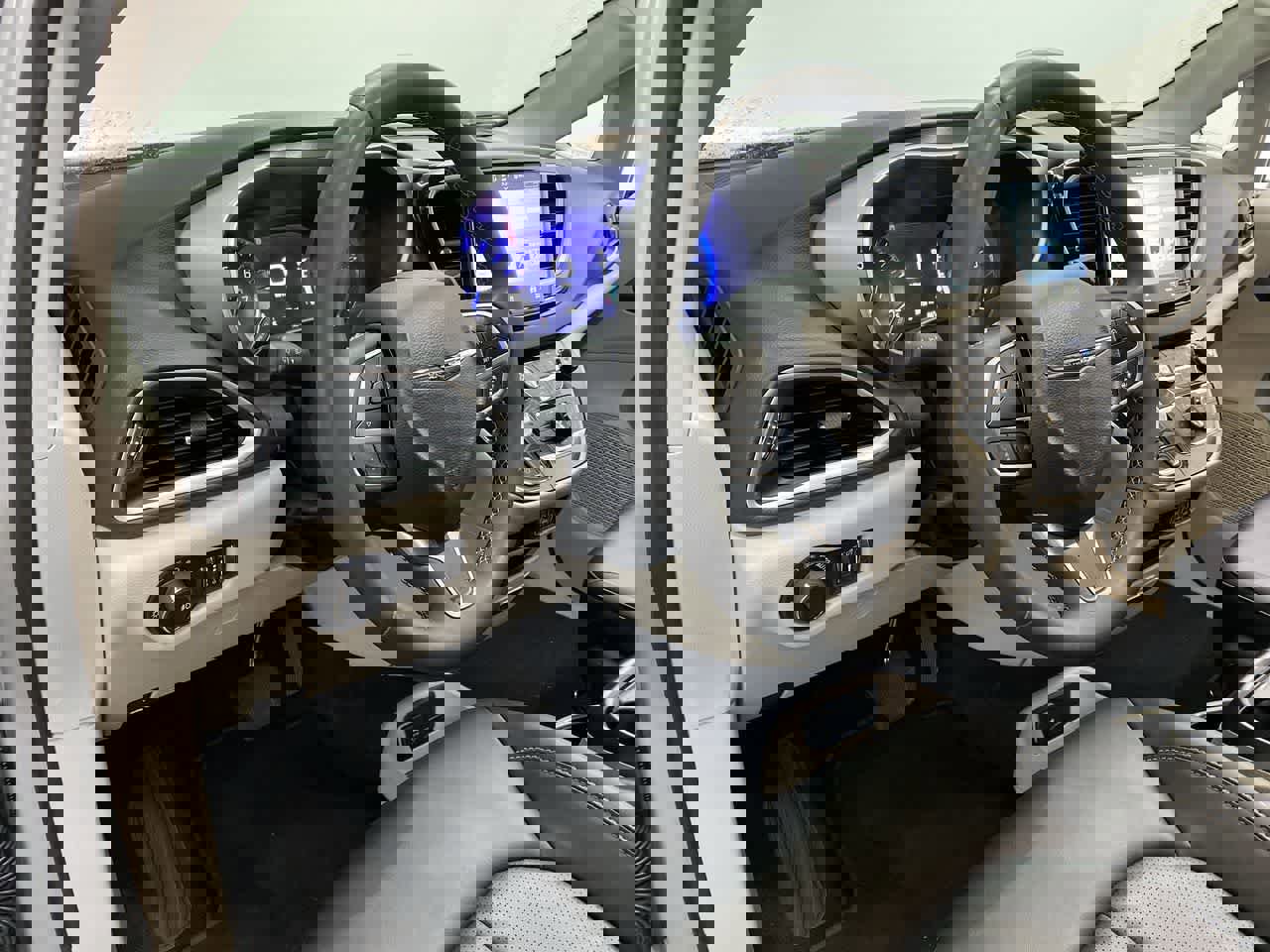 Used 2024 Chrysler Pacifica Touring-L image 2