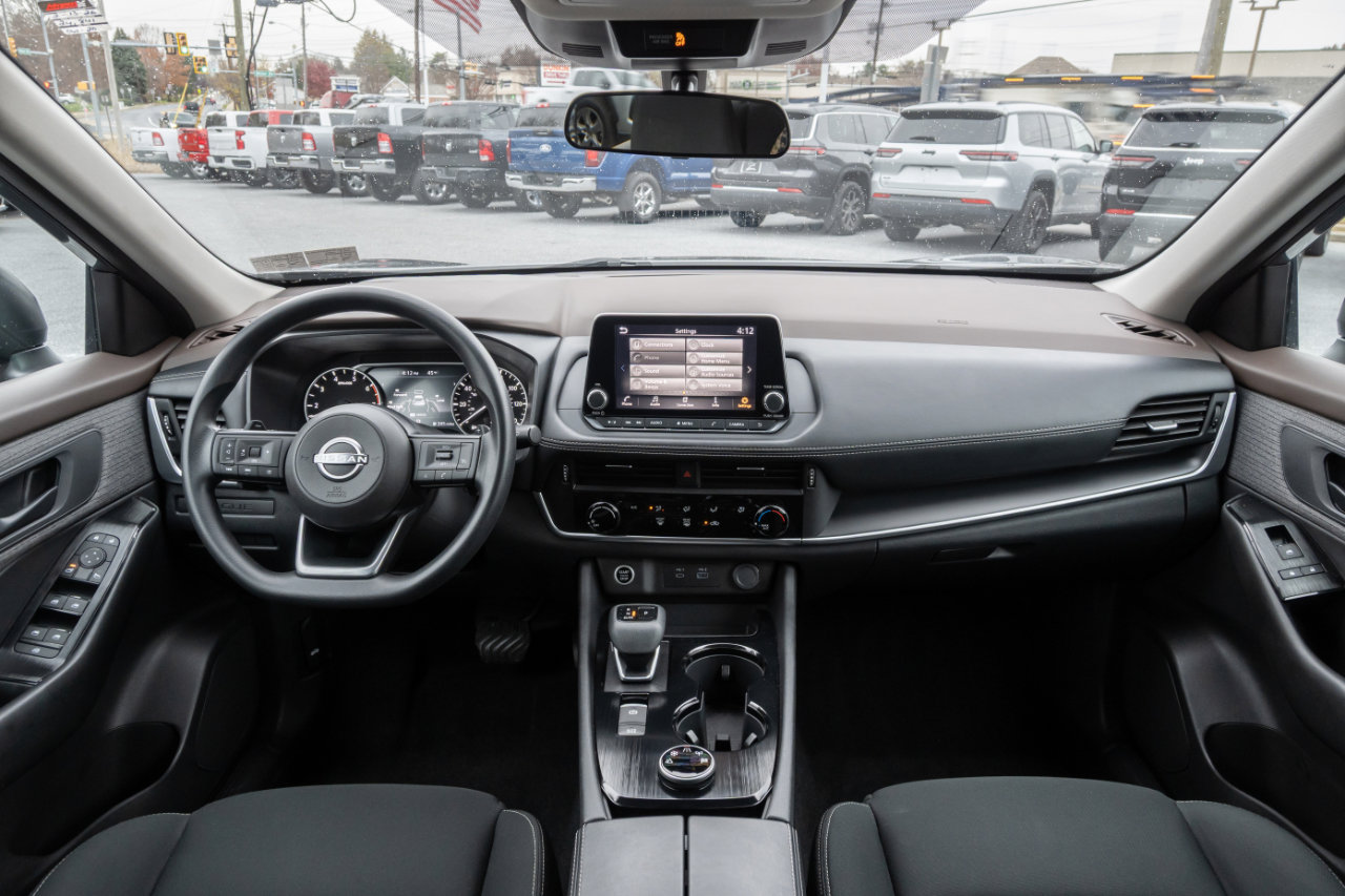Used 2023 Nissan Rogue S image 2