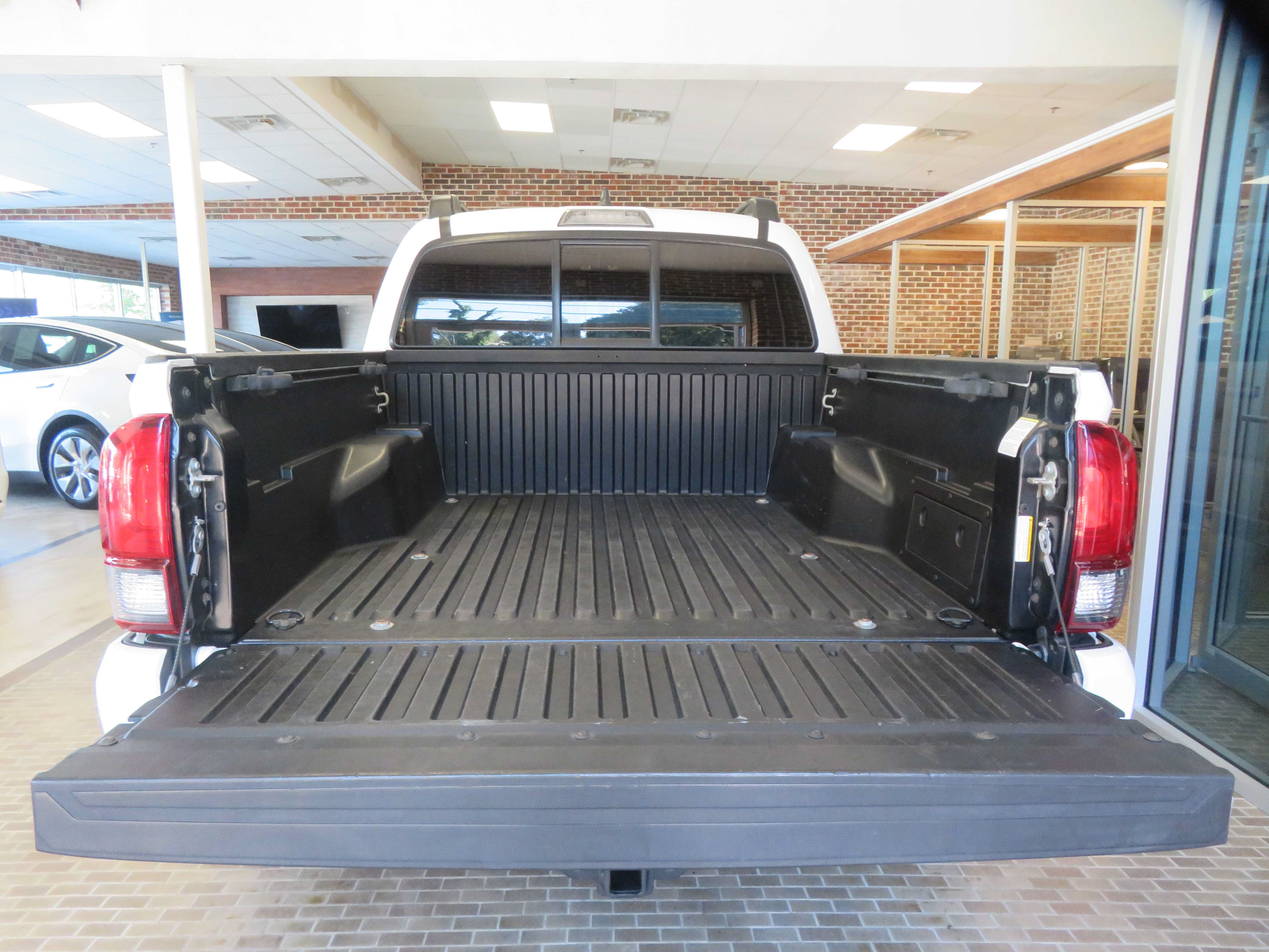 Used 2020 Toyota Tacoma SR AWD/4WD image 49