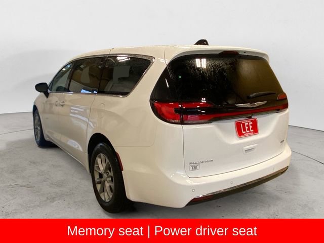 New 2026 Chrysler Pacifica Select image 3