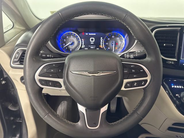 Used 2023 Chrysler Pacifica Touring-L image 33