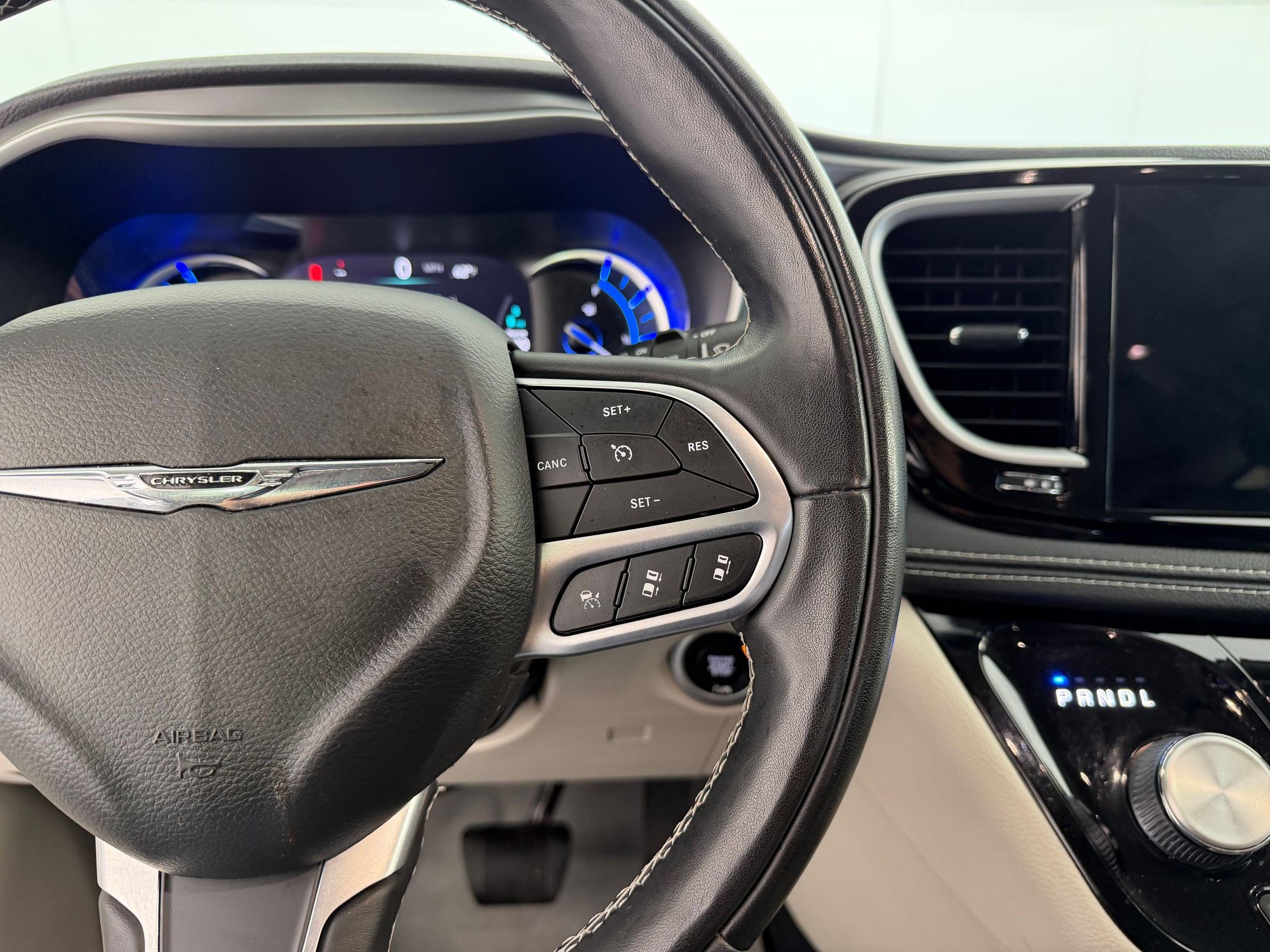 Used 2022 Chrysler Pacifica Touring-L image 24