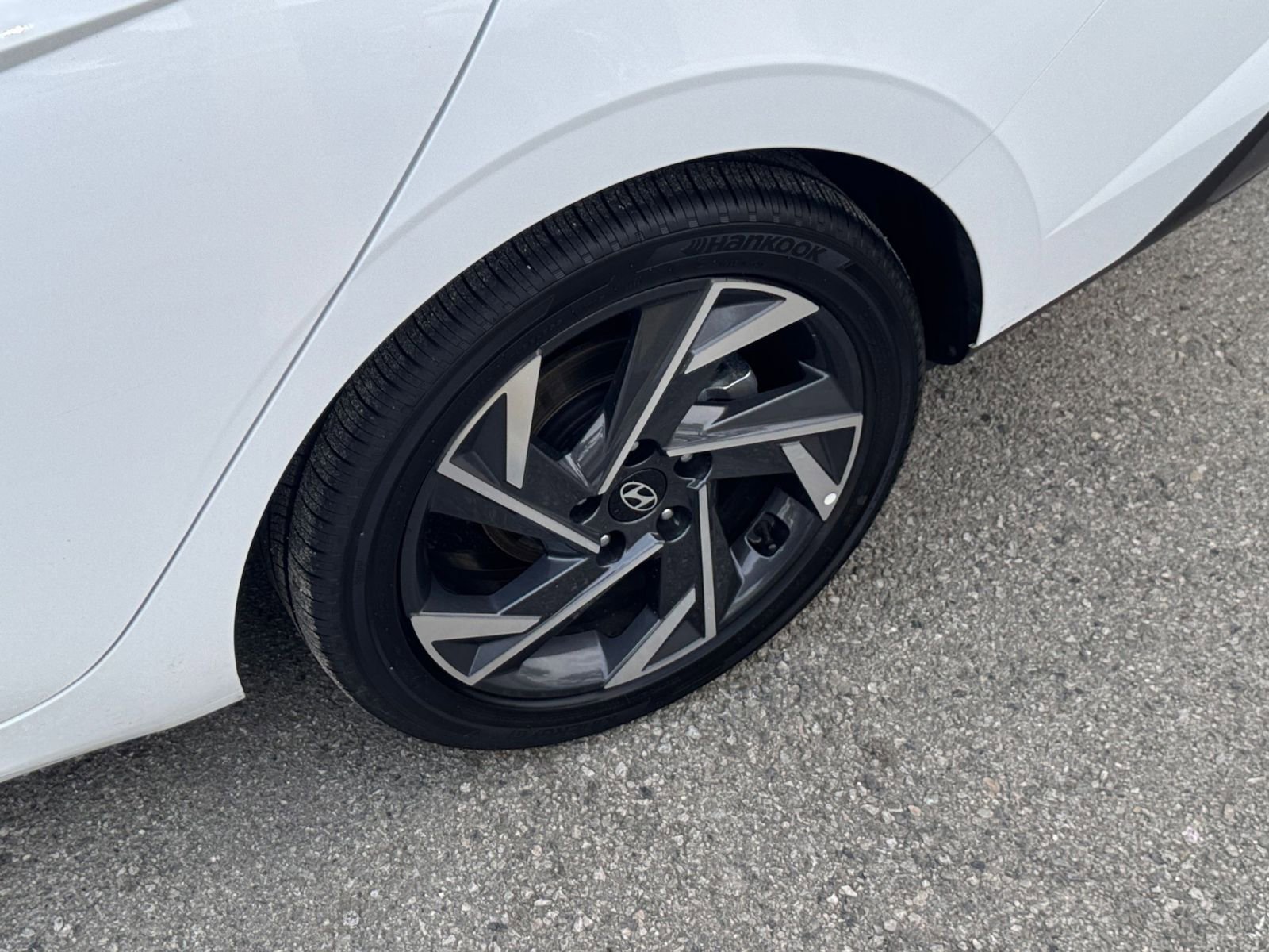 Used 2025 Hyundai Elantra Limited image 32