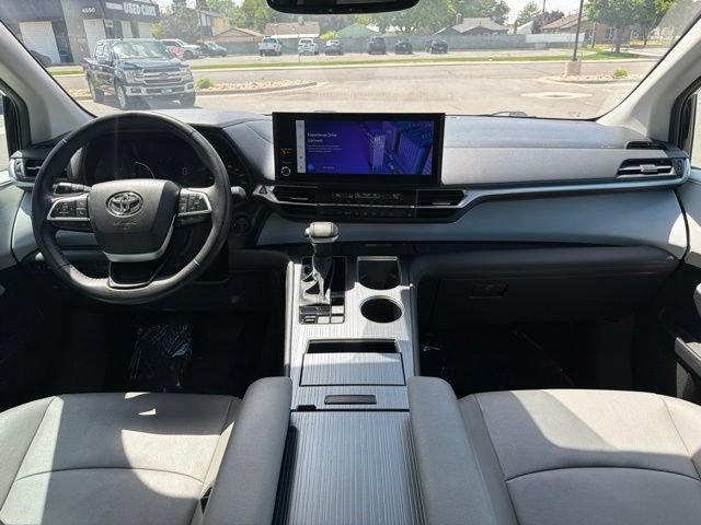 Used 2025 Toyota Sienna XLE FWD image 15
