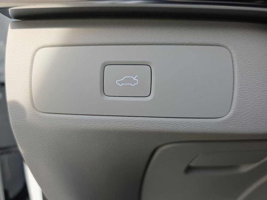 New 2026 Volvo XC90 B6 Ultra w/ Protection Package image 37