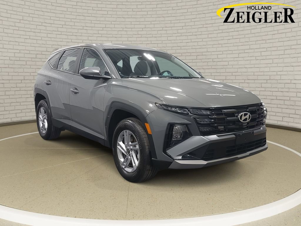 Certified 2025 Hyundai Tucson SE image 3