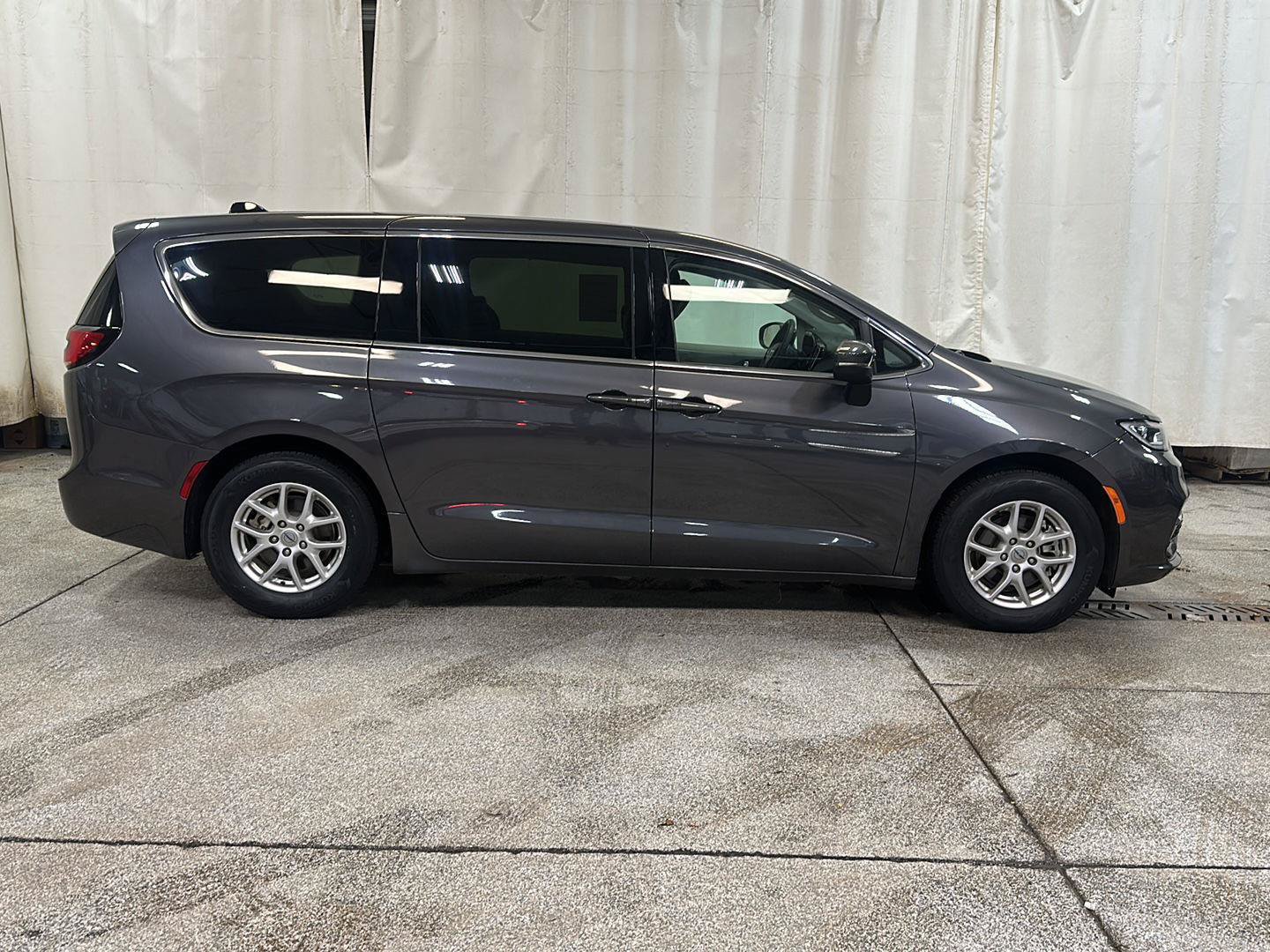 Used 2023 Chrysler Pacifica Touring-L FWD image 6