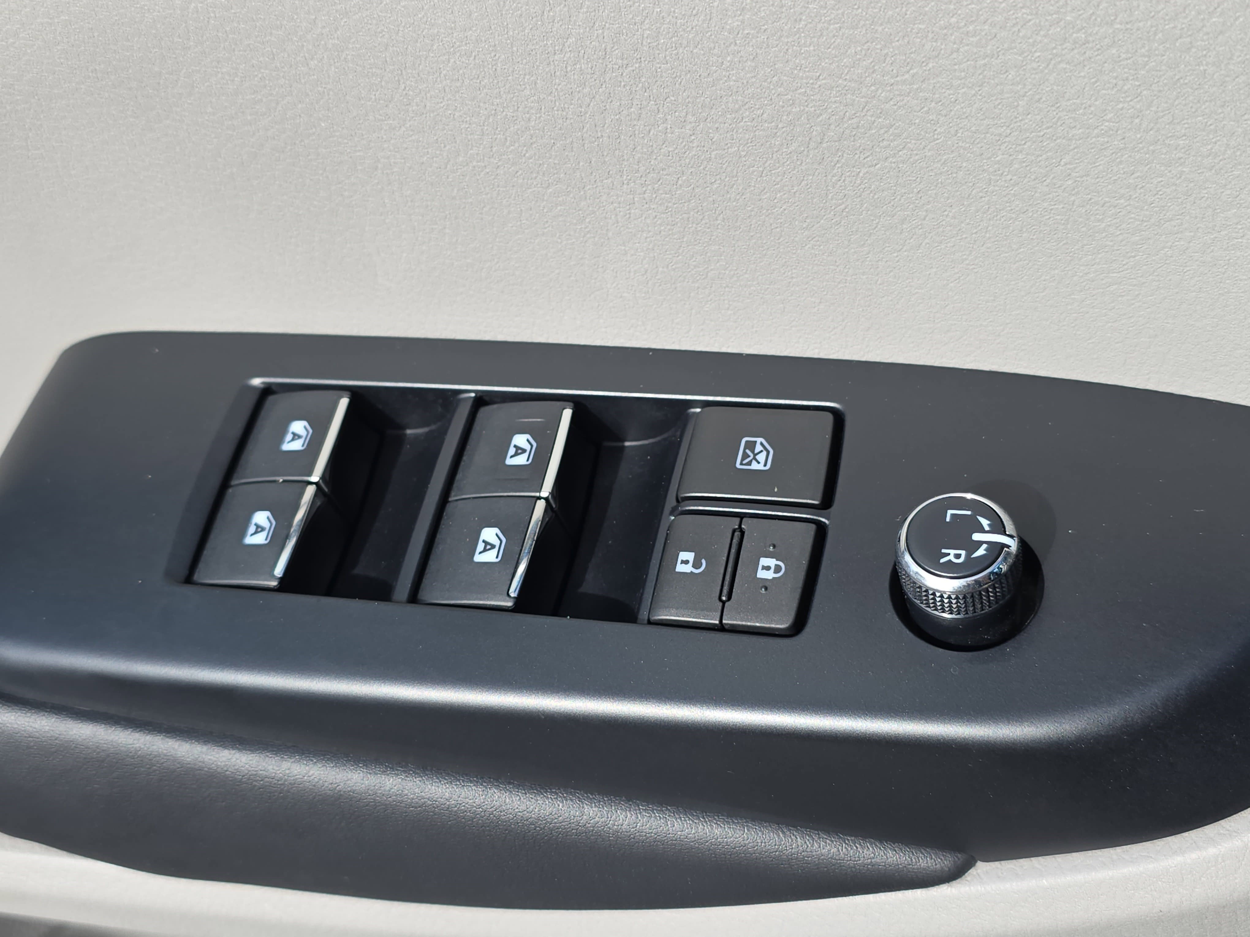 Used 2017 Toyota Highlander Limited image 29